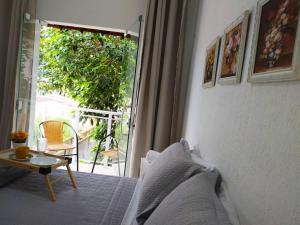 a bedroom with a bed and a door to a balcony at Vila Mulungu Flats in Mulungu