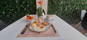 d'une table avec une plaque d'œufs et de fruits dans l'établissement San Bernardo Hotel, à Ríohacha