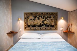 sypialnia z łóżkiem z gobelinem na ścianie w obiekcie Alma de Roma w Rzymie