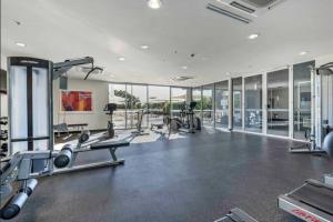 un gimnasio con cintas de correr y equipo cardiovascular en un edificio en The Watson 209 great location Close to CBD, en Adelaida