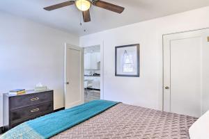 Postel nebo postele na pokoji v ubytování Upscale Apt at The Lofts in Historic Downtown Lead + 25 fotografií