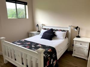 Postel nebo postele na pokoji v ubytování Waterfall Unit Farm Stay