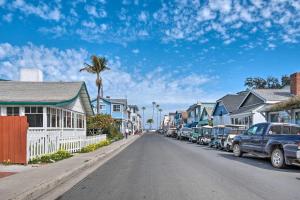 Catalina Island Home Walk to Main Street Beach! في أفالون: شارع في مدينه فيه بيوت وسيارات
