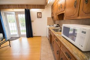 Virtuvė arba virtuvėlė apgyvendinimo įstaigoje Windsong Guest Apartments