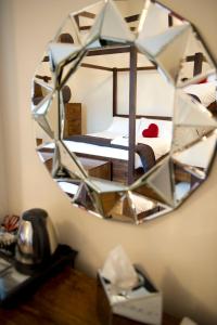 テインにあるSpringfield guest houseのベッド付きの部屋の壁に鏡
