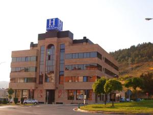 un edificio con una señal azul encima en Hotel Pamplona Villava, en Villava
