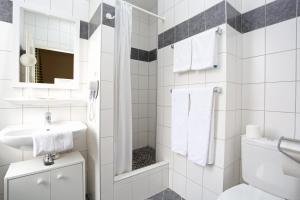 Koupelna v ubytování Hotel Berlioz EuroAirport Basel - Mulhouse - Freiburg