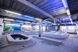 Telewizja i/lub zestaw kina domowego w obiekcie Kenting Maldives Hotspring Hotel