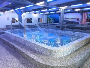 duży basen z fontanną wodną w obiekcie Kenting Maldives Hotspring Hotel w mieście Hengchun Old Town