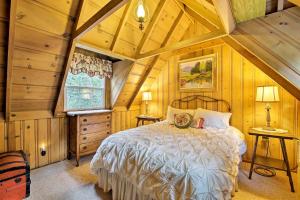 een slaapkamer met een bed in een kamer met houten wanden bij Vintage Snow White Cottage about 2 Miles to Village! in Lake Arrowhead