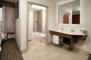 Koupelna v ubytování Holiday Inn Express Hotel & Suites Pasco-TriCities by IHG