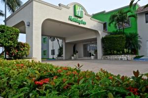 una entrada al hospital con flores delante en Holiday Inn Tampico-Altamira, an IHG Hotel, en Tampico