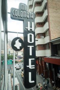 メデジンにあるAyenda 1254 Mi Colombiaの建物側のコロンビアホテルの看板