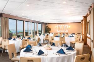 una sala de banquetes con mesas y sillas y servilletas azules en Holiday Inn San Diego Bayside, an IHG Hotel, en San Diego