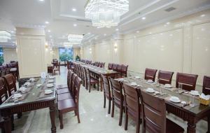 a large banquet room with long tables and chairs at Khách sạn Hoàng Thái in Sầm Sơn