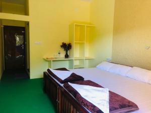 Ένα ή περισσότερα κρεβάτια σε δωμάτιο στο Riverbench Homestay Munnar, Anaviratty