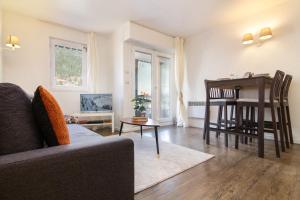 ein Wohnzimmer mit einem Sofa und einem Tisch in der Unterkunft Rivière 407 - Happy Rentals in Chamonix-Mont-Blanc