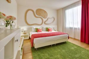 ein Schlafzimmer mit einem großen Bett mit einer roten Decke in der Unterkunft Best Western Plus Leone di Messapia Hotel & Conference in Lecce