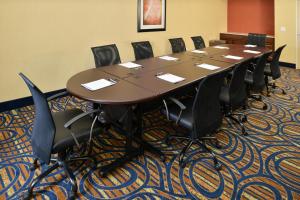 Zona business o sala conferenze di Holiday Inn Express & Suites Peekskill-Lower Hudson Valley by IHG