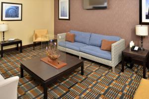 Area soggiorno di Holiday Inn Express & Suites Peekskill-Lower Hudson Valley by IHG