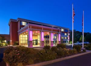 ein Gebäude mit lila Lichtern davor in der Unterkunft Crowne Plaza Boston - Woburn, an IHG Hotel in Woburn