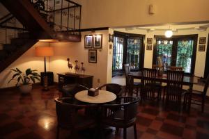 Un restaurante o sitio para comer en Indraloka Heritage Homestay