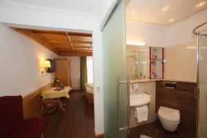 un bagno con un water e un lavandino di Hettlerhof a Maishofen