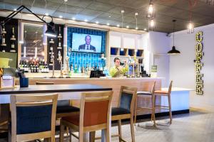 a kitchen with a bar and a table with drinks on it at Holiday Inn Portsmouth, an IHG Hotel in Portsmouth