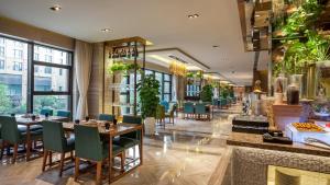 Restoran ili drugo mesto za obedovanje u objektu Holiday Inn Shanghai Hongqiao, an IHG Hotel