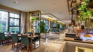 Restaurace v ubytování Holiday Inn Shanghai Hongqiao by IHG - near by Hongqiao Airport & NECC