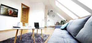 Televízia a/alebo spoločenská miestnosť v ubytovaní Apartament Miętowy z 2 sypialniami i miejscem parkingowym