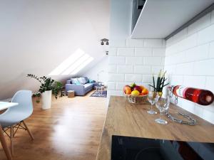uma cozinha com uma mesa com uma taça de fruta em Apartament Miętowy z 2 sypialniami i miejscem parkingowym em Kielce