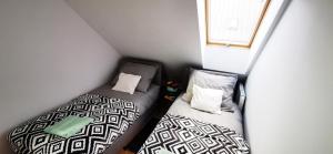 2 camas individuais num pequeno quarto no sótão em Apartament Miętowy z 2 sypialniami i miejscem parkingowym em Kielce