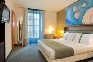 A bed or beds in a room at Sure Hotel by Best Western Turin City Centre