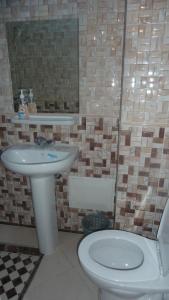 een badkamer met een wastafel en een toilet bij Hotel Aday in Marrakesh