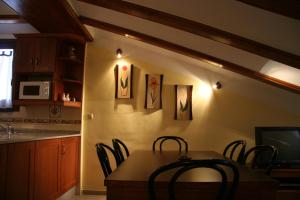 A television and/or entertainment centre at Apartamentos La Iglesia