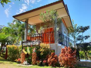 uma pequena casa com varanda e algumas plantas em Khao Kho Lucky Hill Resort em Khao Kho