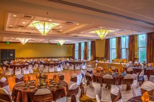 Restoran atau tempat lain untuk makan di Holiday Inn San Antonio Northwest- SeaWorld Area, an IHG Hotel