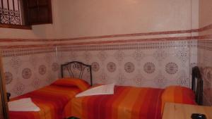 1 Schlafzimmer mit 2 Betten in einem Zimmer in der Unterkunft Hotel Aday in Marrakesch