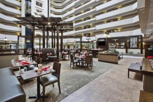 Un restaurant sau alt loc unde se poate mânca la Holiday Inn Rapid City - Rushmore Plaza, an IHG Hotel