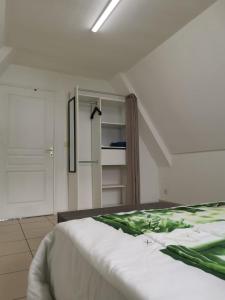 a white bedroom with a bed and a closet at T3 (130m²) Hypercentre St-Denis, vue sur mer et montagne in Saint-Denis