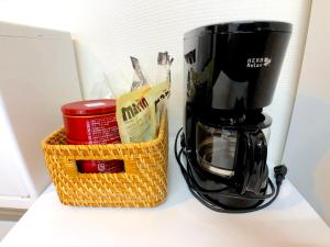 Luana Lea Karate Kaikan Mae的咖啡和沏茶工具
