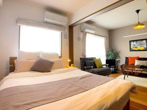 una camera con un grande letto e un soggiorno di Luana Lea Karate Kaikan Mae a Tomigusuku