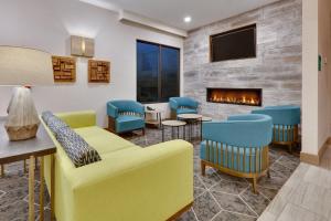 - une salle d'attente avec des chaises et une cheminée dans l'établissement Holiday Inn Twin Falls, an IHG Hotel, à Twin Falls