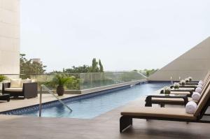Kolam renang di atau dekat dengan Radisson Blu Lagos Ikeja