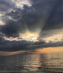 een bewolkte hemel boven de oceaan bij zonsondergang bij beautiful home, by the sea,comfortable-siviri chalkidiki in Siviri