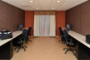 Zona business o sala conferenze di Holiday Inn Express & Suites Peekskill-Lower Hudson Valley by IHG