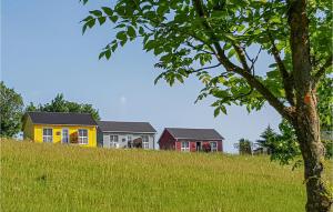 una fila di case su una collina con un albero di Nice Home In Olbernhau With Kitchen a Pfaffroda