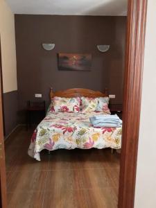 a bedroom with a bed and a mirror at Apartamento Casa Romero in El Bosque +41 photos