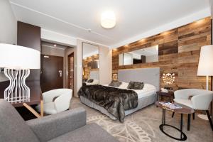 カルパチにあるSandra Spa Karpacz & Aquaparkのベッドルーム1室(ベッド1台、デスク、椅子付)
